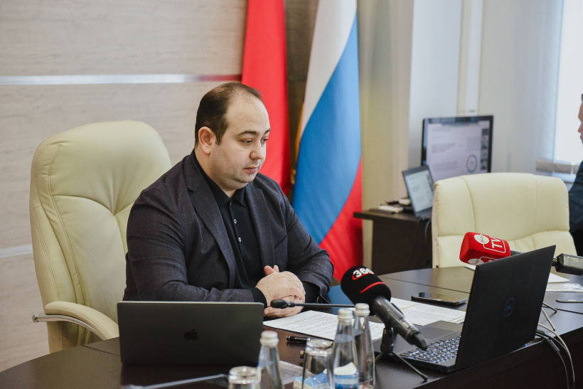 Секретарь местного отделения партии «Единая Россия» Дмитрий Волошин обсудил меры поддержки беженцев из Донбасса