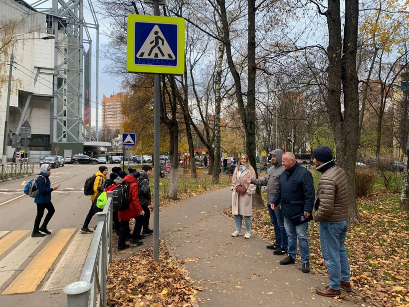 Химкинские партийцы проверили безопасность перехода рядом со школой 